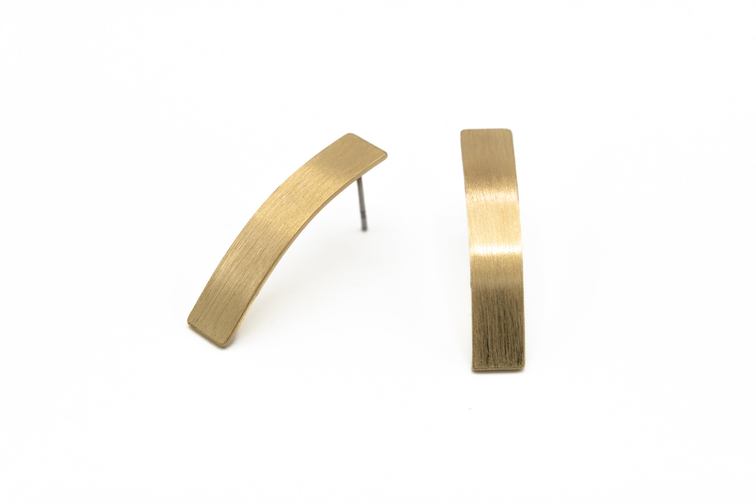 Orecchino a barra rotonda Climber in titanio 18G/16G con zirconi cubici Orecchino a barra rotonda Climber in titanio 18G/16G con zirconi cubici