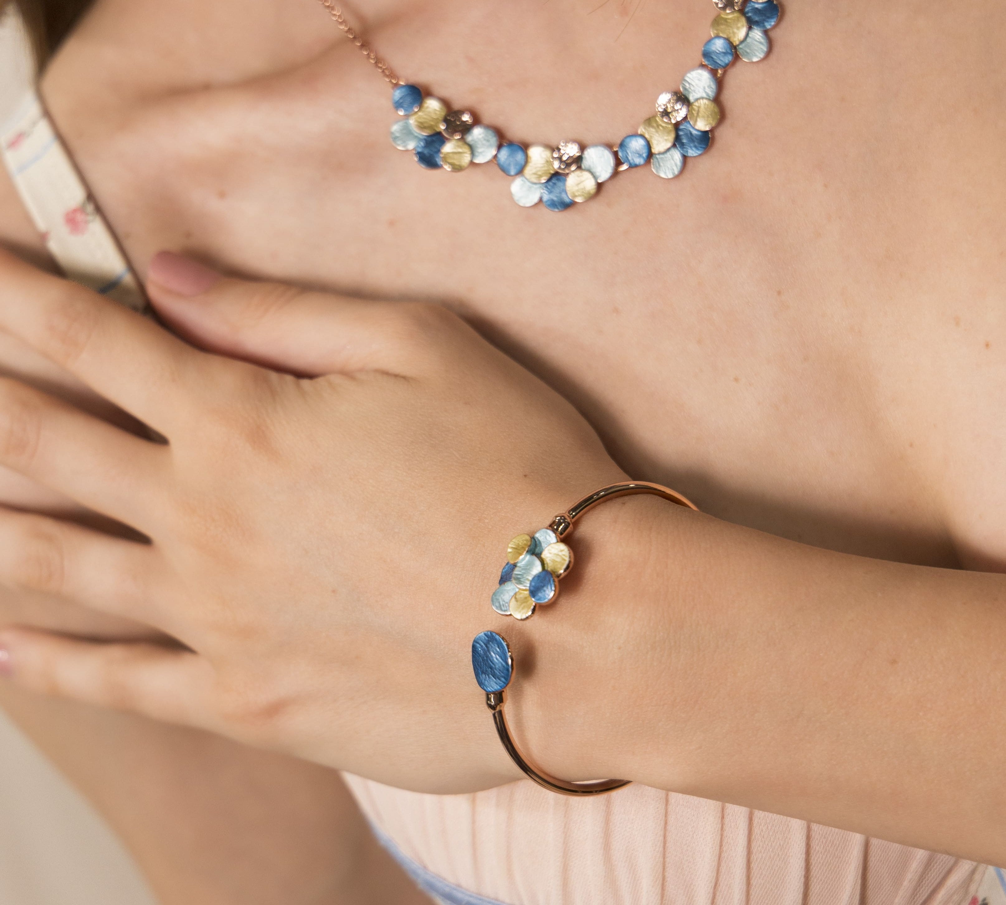 Round flower bracelet