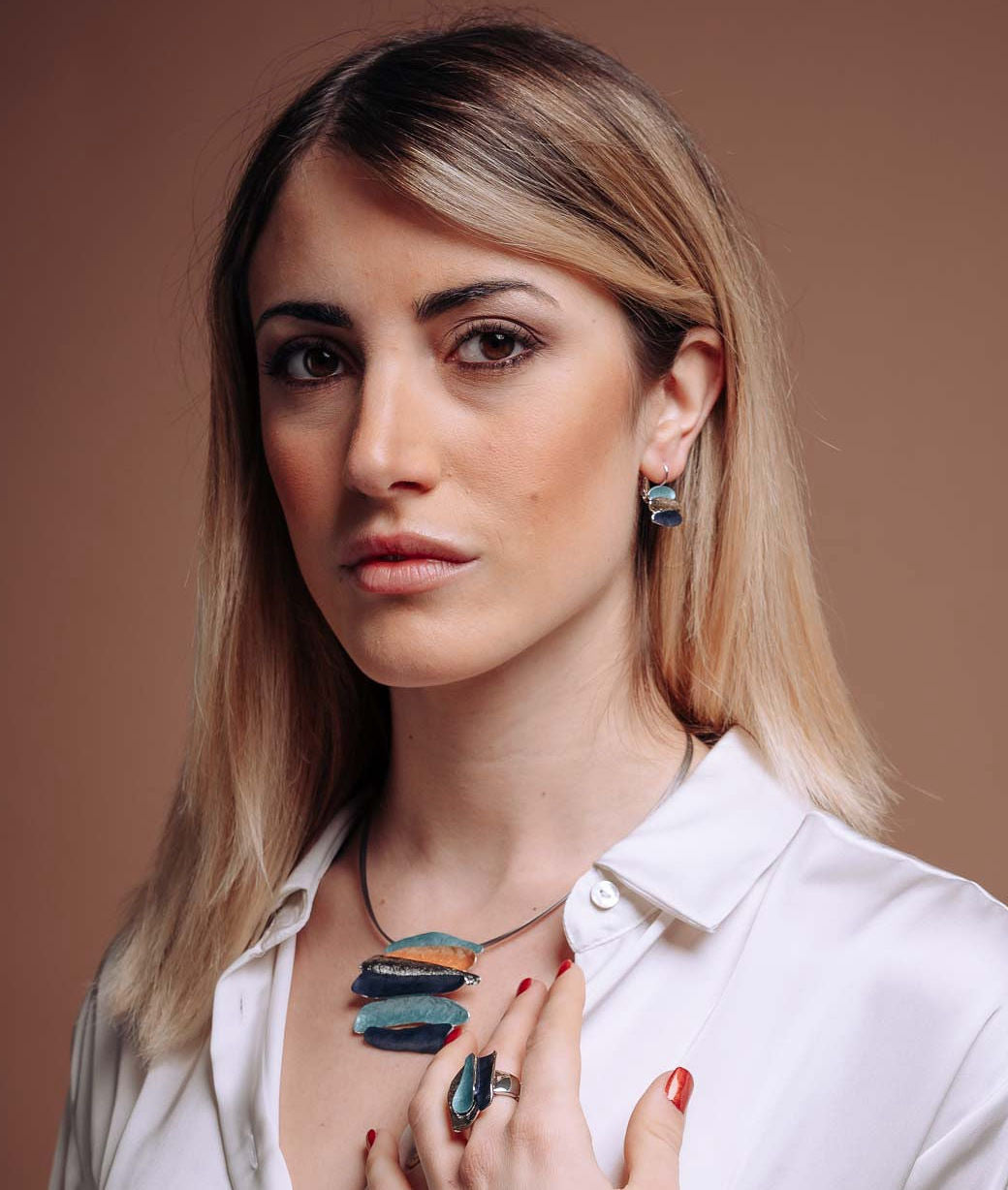 Orecchini a monachella dipinti a mano con due smalti.  BEST-SELLER  Lunghezza: 1,5 cm  Larghezza: 1,5 cm  Materiale: zama con bagno in argento  Tonalità smalti: turchese, blu