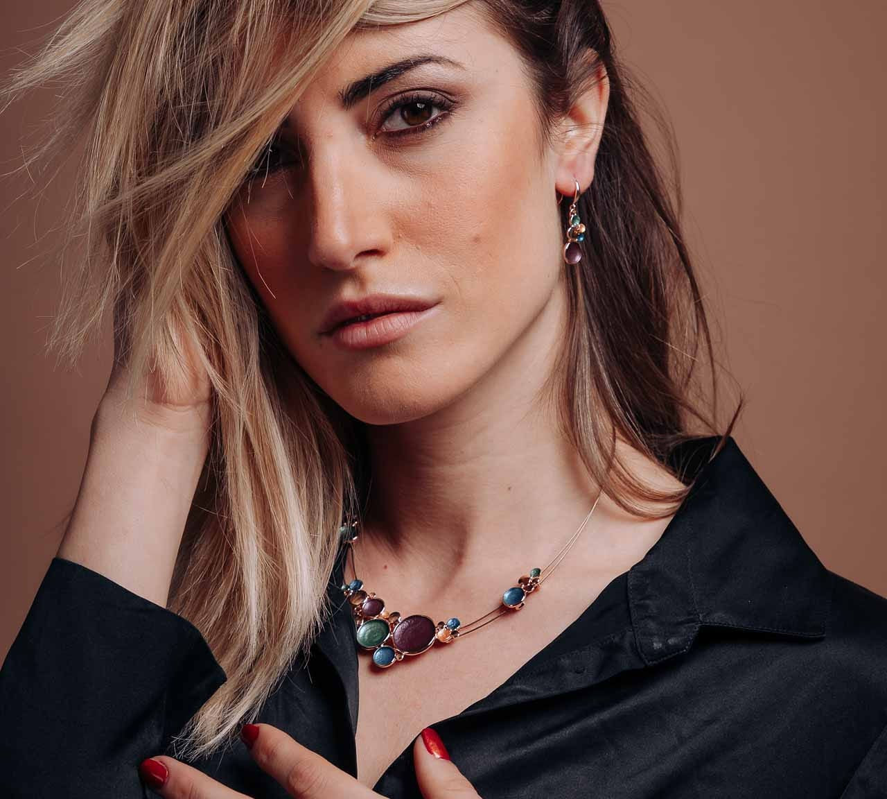 Anello elasticizzato dipinto a mano con tre smalti.  Misura: da 17 mm + (multimisura elasticizzato)  Altezza max:  2,2 cm  Materiale: zama con bagno in oro rosa   Tonalità smalti: rosso, sabbia, azzurro o viola, verde, azzurro, oro