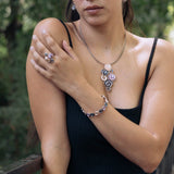 Bracciale magnetico a manetta dipinto a mano con tre smalti.  Diametro bracciale: 6 cm  Materiale: zama con bagno in oro rosa   Tonalità smalti: blu, viola, fucsia, beige