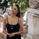 Collana lunga regolabile con pendente dipinto a mano.  Lunghezza collana: 85 cm (regolabile)  Altezza pendente: 5 cm  Materiale: zama con bagno in oro rosa  Tonalità smalti: viola, rosaCollana lunga regolabile con pendente dipinto a mano.  Lunghezza collana: 85 cm (regolabile)  Altezza pendente: 5 cm  Materiale: zama con bagno in oro rosa  Tonalità smalti: viola, rosa