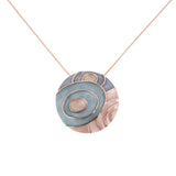 Collana lunga rilievi
