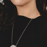 Collana lunga rilievi