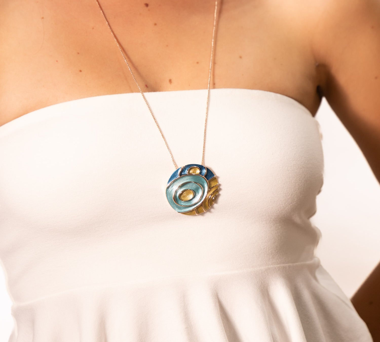 Collana lunga rilievi