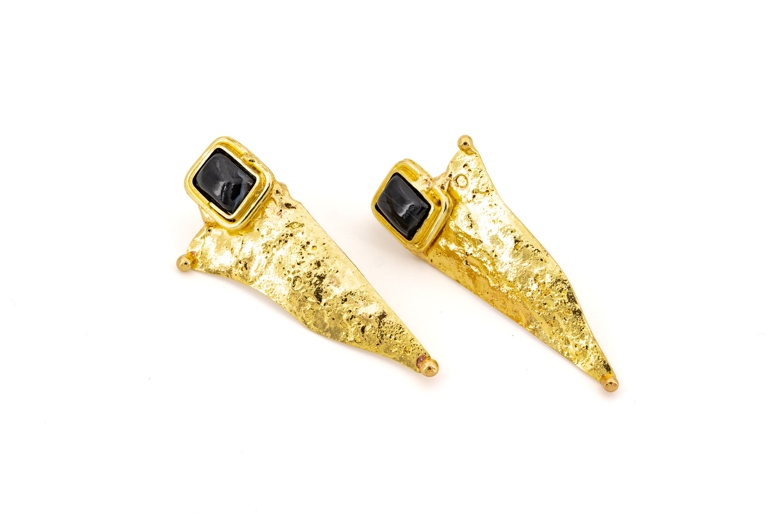 Triangle earrings with stone