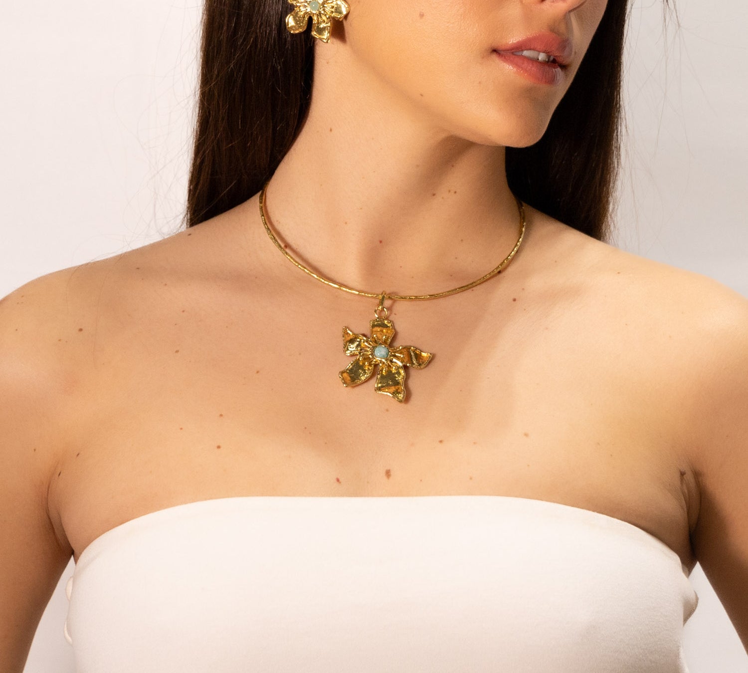 Flower and stone collar