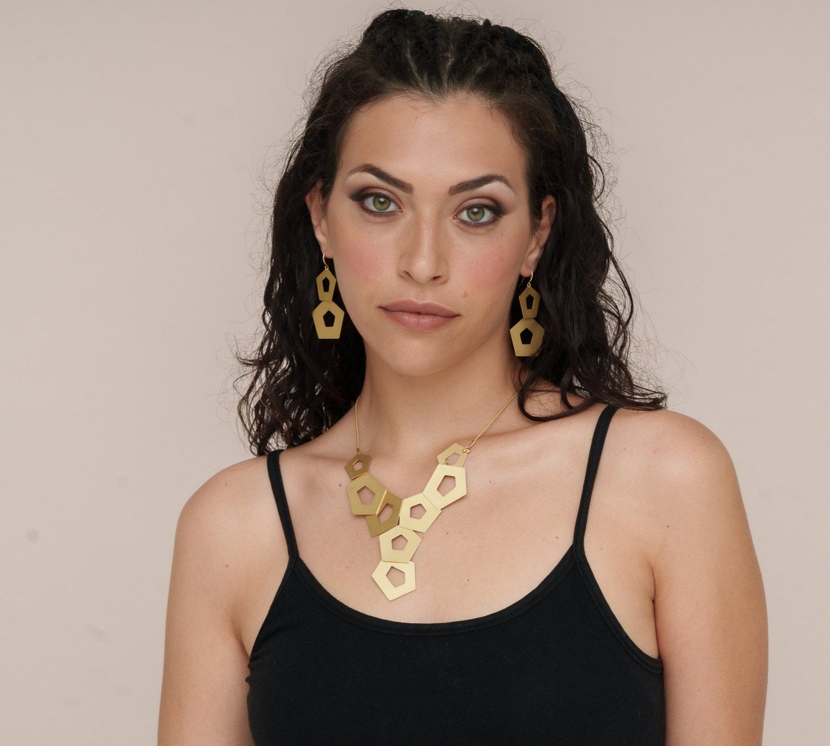 Orecchini pentagoni pendenti opachi - KLK