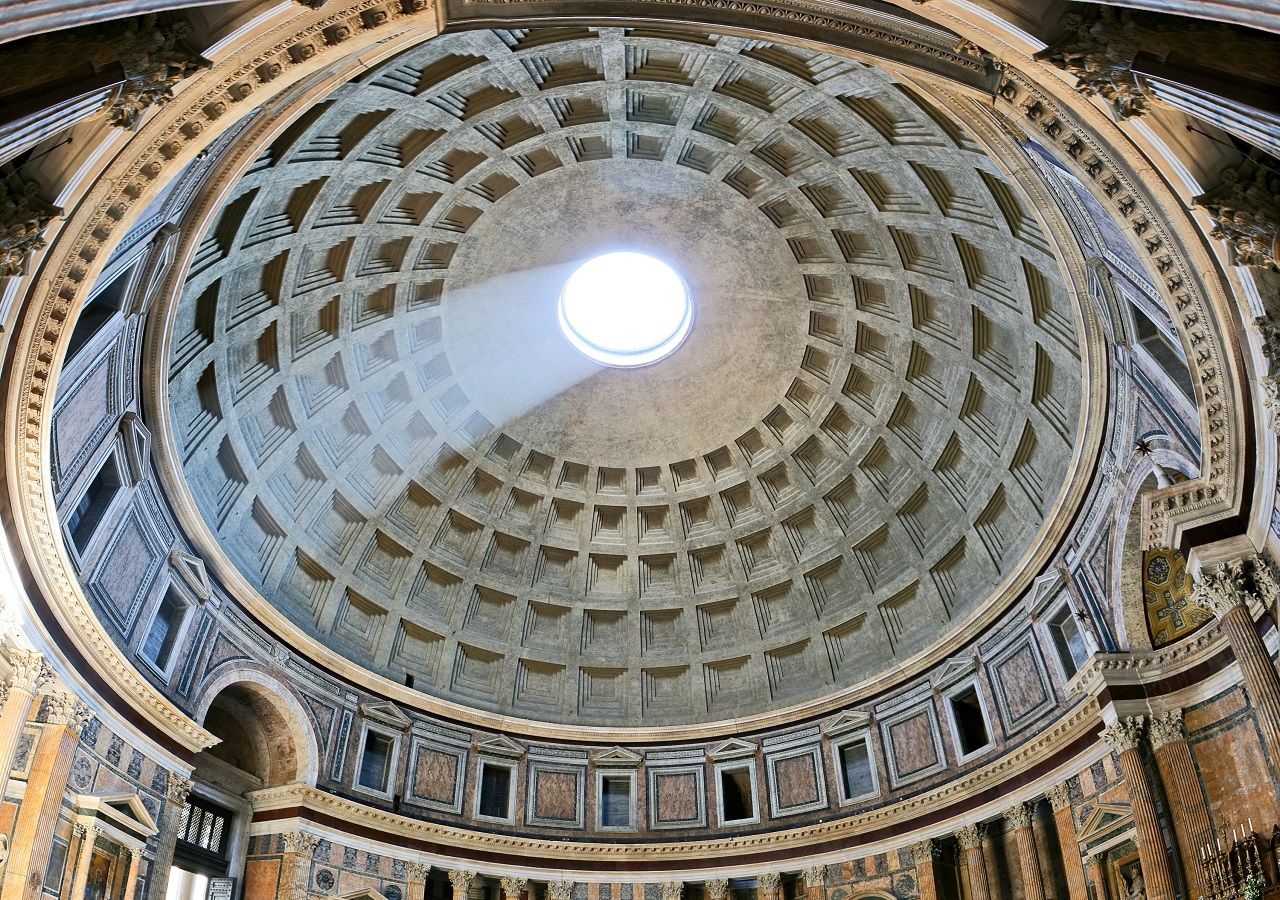 Cupola Pantheon di Roma. Accanto al Pantheon si trova uno dei primi negozi KLK