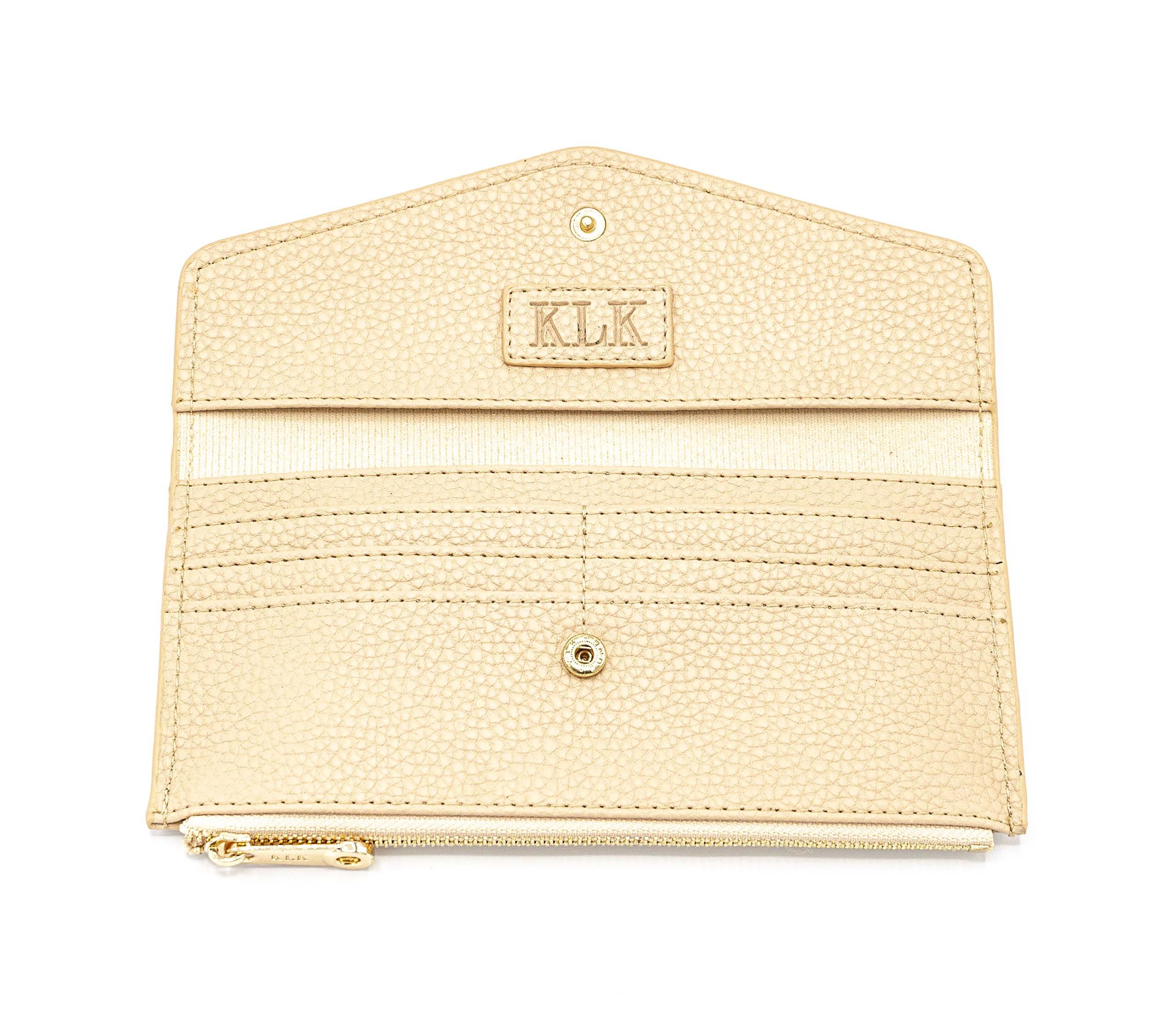 Portafogli piatto, abbianato alla pochette. Tasca con chiusura a zip per prendere facilmente contanti e carte, e apertura con bottoncino. Disponibile in tre colori: sabbia, marrone, rosa.  Materiale: similpelle  Base: 19,5 cm  Altezza: 10 cm   