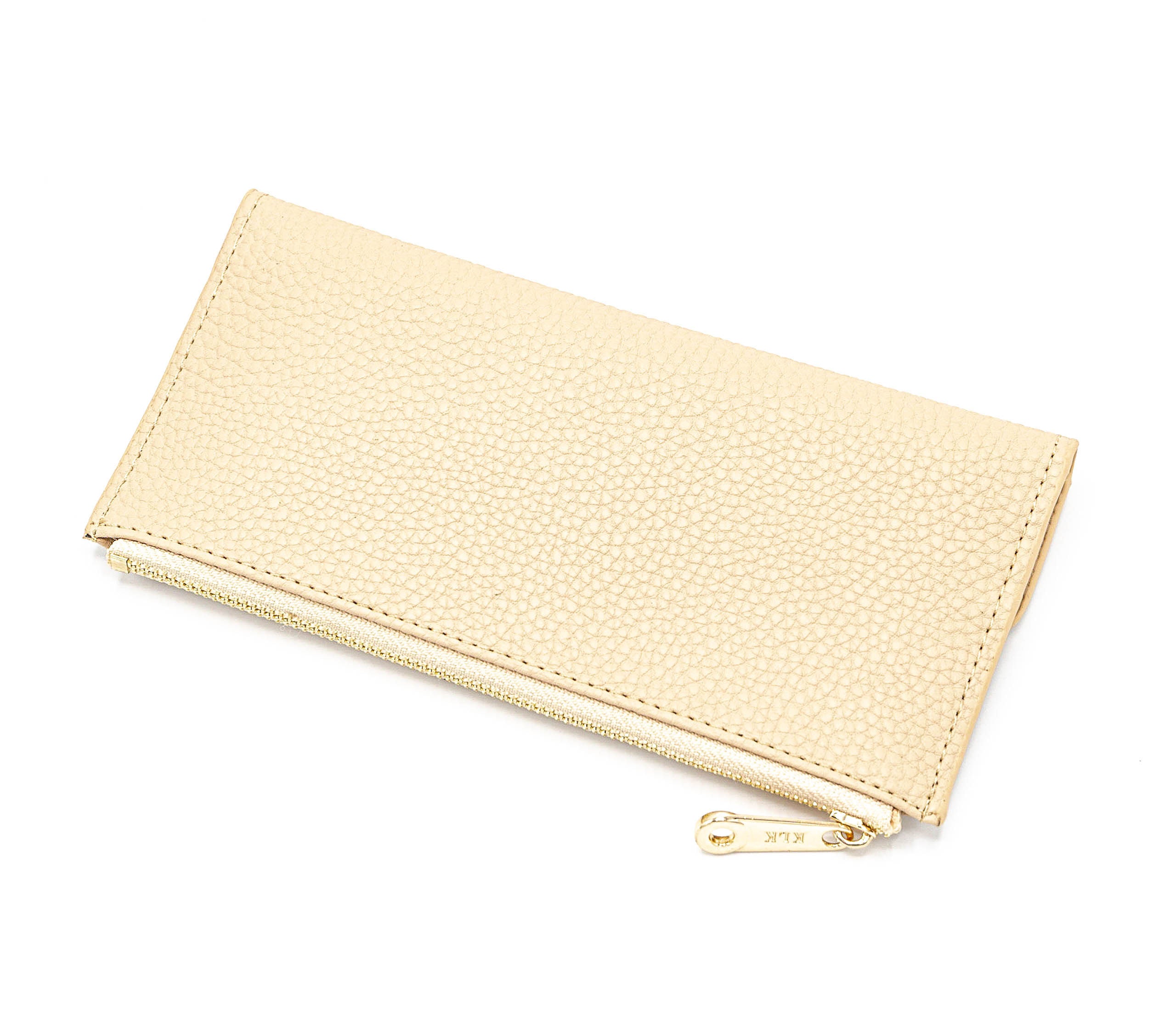 Portafogli piatto, abbianato alla pochette. Tasca con chiusura a zip per prendere facilmente contanti e carte, e apertura con bottoncino. Disponibile in tre colori: sabbia, marrone, rosa.  Materiale: similpelle  Base: 19,5 cm  Altezza: 10 cm   