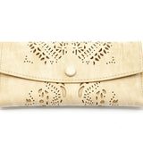 Portafogli con disegno mandala a laser. Porta documenti e porta carte. Varie tasche a disposizione, anche con zip. Disponibile in quattro colori: sabbia, grigio, marrone, rosa.  Materiale: similpelle  Base: 19 cm  Altezza: 10 cm   