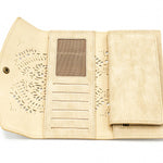 Portafogli con disegno mandala a laser. Porta documenti e porta carte. Varie tasche a disposizione, anche con zip. Disponibile in quattro colori: sabbia, grigio, marrone, rosa.  Materiale: similpelle  Base: 19 cm  Altezza: 10 cm   