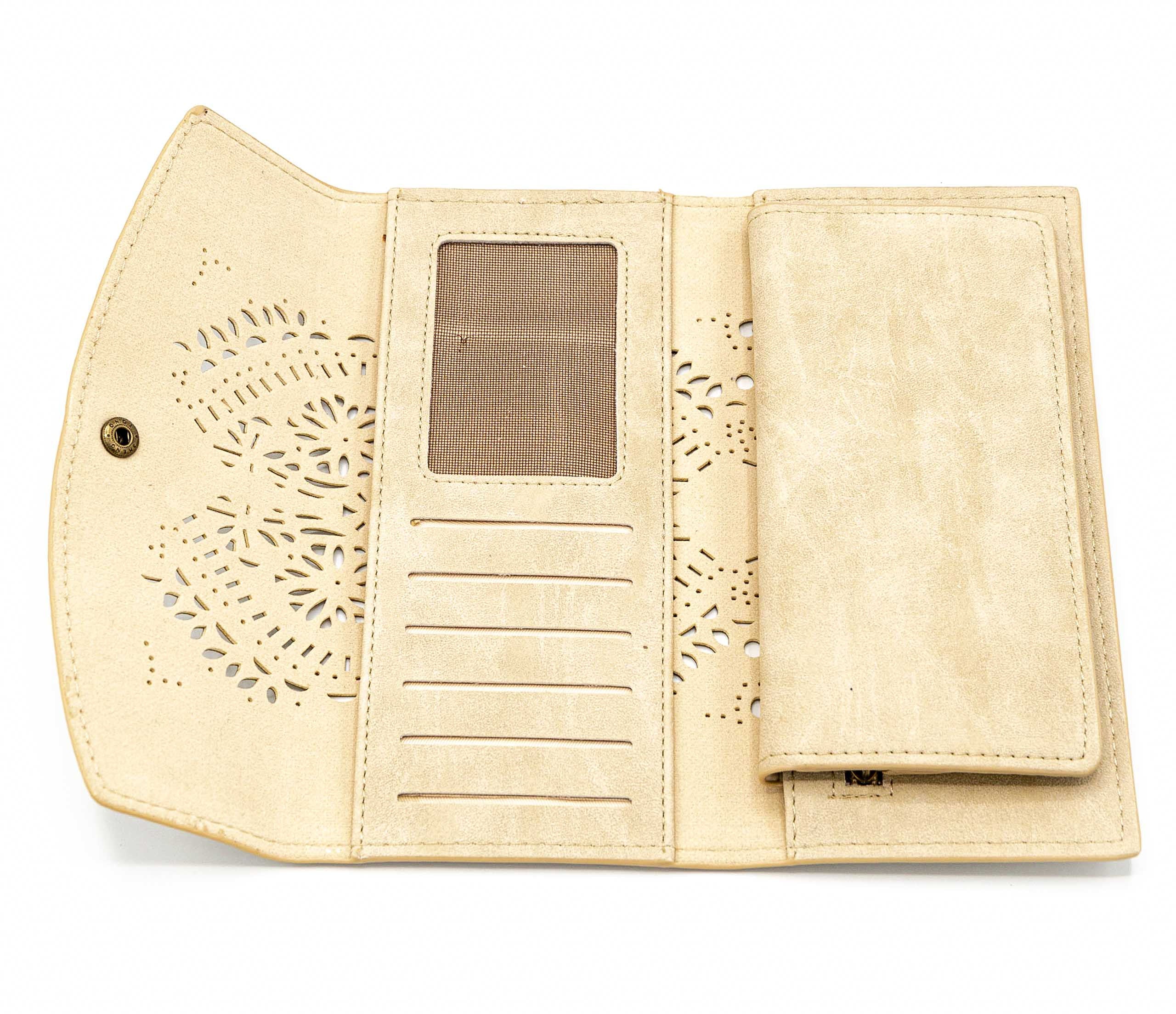 Portafogli con disegno mandala a laser. Porta documenti e porta carte. Varie tasche a disposizione, anche con zip. Disponibile in quattro colori: sabbia, grigio, marrone, rosa.  Materiale: similpelle  Base: 19 cm  Altezza: 10 cm   