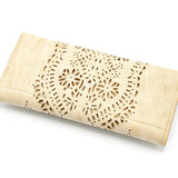 Portafogli con disegno mandala a laser. Porta documenti e porta carte. Varie tasche a disposizione, anche con zip. Disponibile in quattro colori: sabbia, grigio, marrone, rosa.  Materiale: similpelle  Base: 19 cm  Altezza: 10 cm   