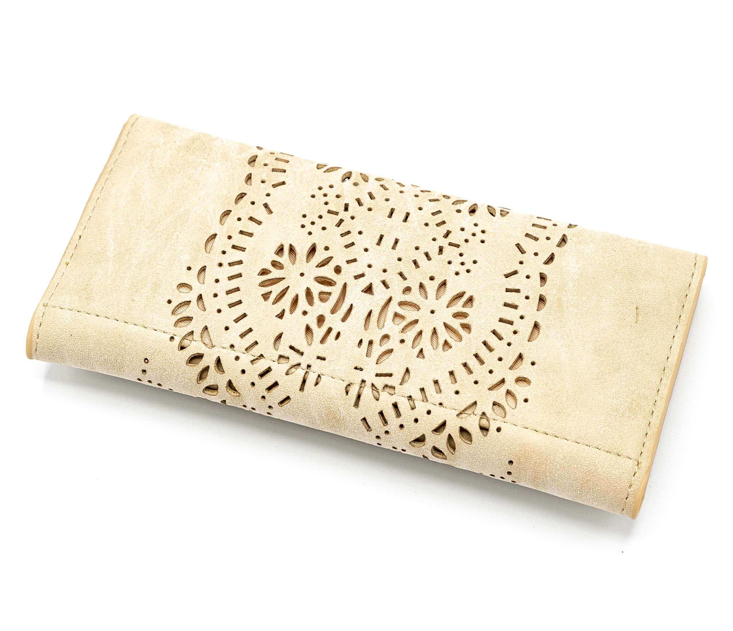 Portafogli con disegno mandala a laser. Porta documenti e porta carte. Varie tasche a disposizione, anche con zip. Disponibile in quattro colori: sabbia, grigio, marrone, rosa.  Materiale: similpelle  Base: 19 cm  Altezza: 10 cm   