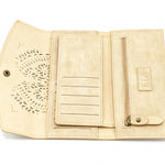 Portafogli con disegno mandala a laser. Porta documenti e porta carte. Varie tasche a disposizione, anche con zip. Disponibile in quattro colori: sabbia, grigio, marrone, rosa.  Materiale: similpelle  Base: 19 cm  Altezza: 10 cm   