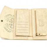 Portafogli con disegno mandala a laser. Porta documenti e porta carte. Varie tasche a disposizione, anche con zip. Disponibile in quattro colori: sabbia, grigio, marrone, rosa.  Materiale: similpelle  Base: 19 cm  Altezza: 10 cm   