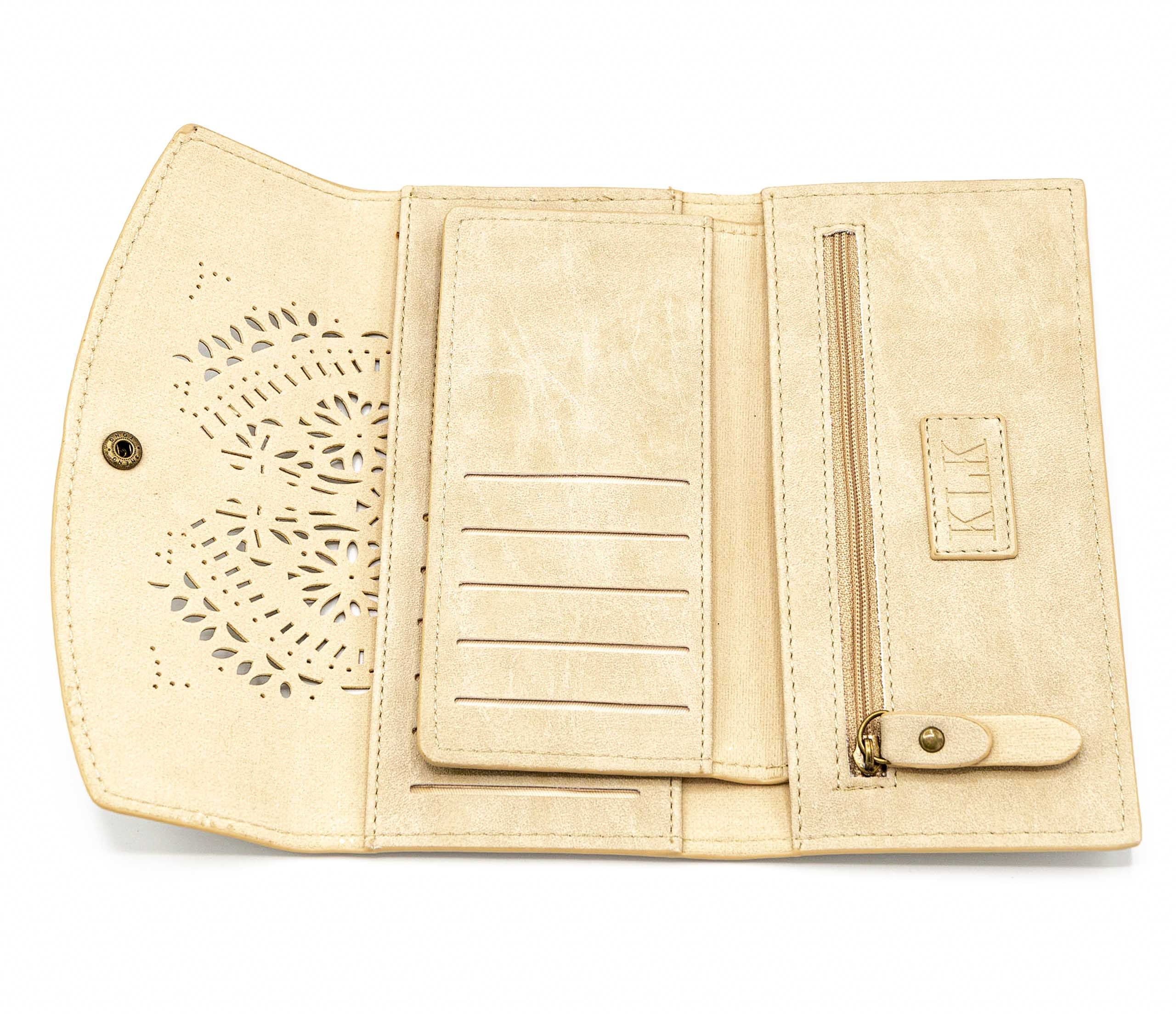 Portafogli con disegno mandala a laser. Porta documenti e porta carte. Varie tasche a disposizione, anche con zip. Disponibile in quattro colori: sabbia, grigio, marrone, rosa.  Materiale: similpelle  Base: 19 cm  Altezza: 10 cm   