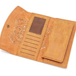 Portafogli con disegno mandala a laser. Porta documenti e porta carte. Varie tasche a disposizione, anche con zip. Disponibile in quattro colori: sabbia, grigio, marrone, rosa.  Materiale: similpelle  Base: 19 cm  Altezza: 10 cm   