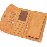 Portafogli con disegno mandala a laser. Porta documenti e porta carte. Varie tasche a disposizione, anche con zip. Disponibile in quattro colori: sabbia, grigio, marrone, rosa.  Materiale: similpelle  Base: 19 cm  Altezza: 10 cm   