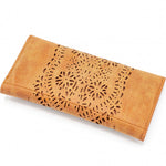 Portafogli con disegno mandala a laser. Porta documenti e porta carte. Varie tasche a disposizione, anche con zip. Disponibile in quattro colori: sabbia, grigio, marrone, rosa.  Materiale: similpelle  Base: 19 cm  Altezza: 10 cm   