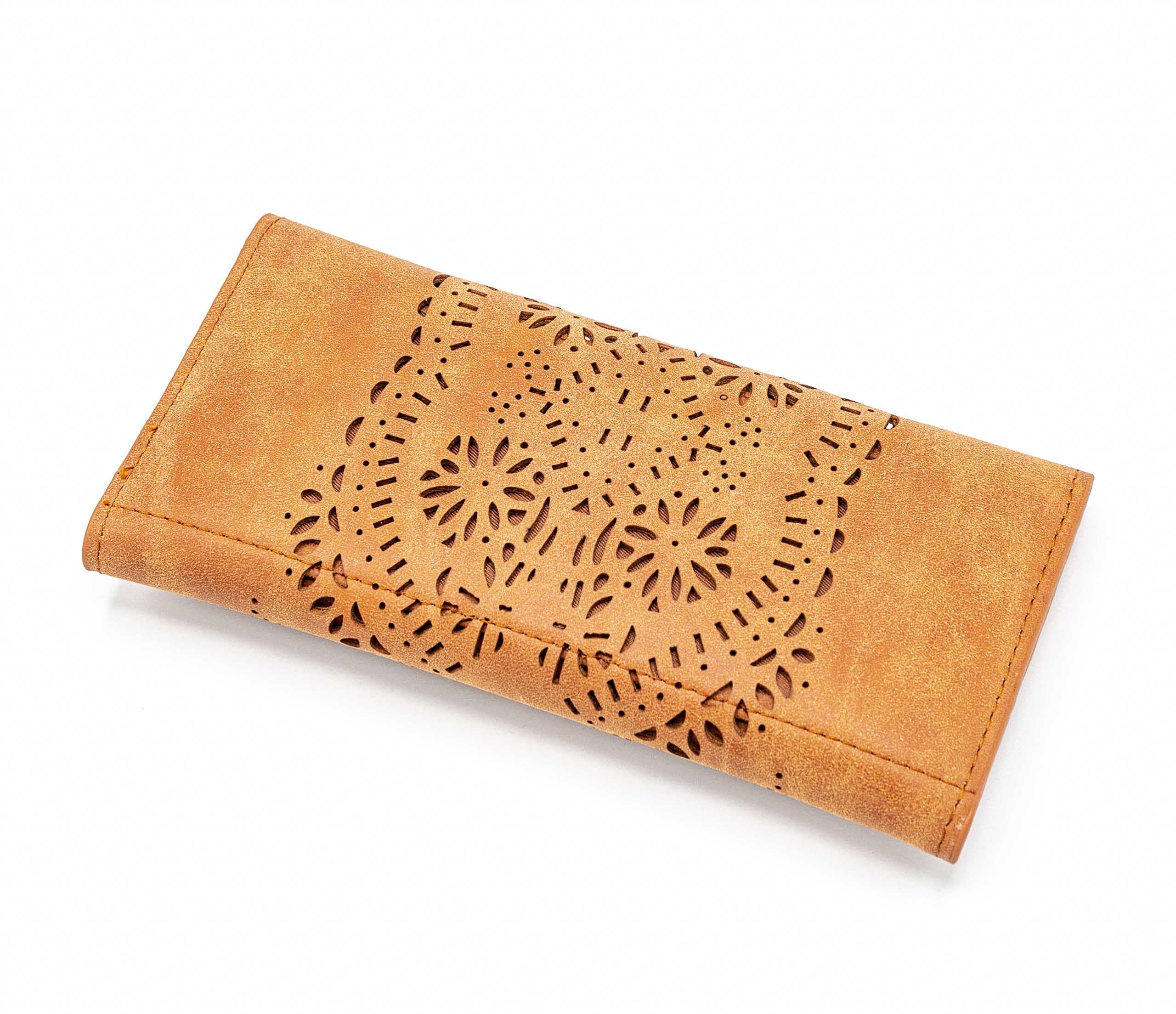 Portafogli con disegno mandala a laser. Porta documenti e porta carte. Varie tasche a disposizione, anche con zip. Disponibile in quattro colori: sabbia, grigio, marrone, rosa.  Materiale: similpelle  Base: 19 cm  Altezza: 10 cm   