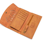 Portafogli con disegno mandala a laser. Porta documenti e porta carte. Varie tasche a disposizione, anche con zip. Disponibile in quattro colori: sabbia, grigio, marrone, rosa.  Materiale: similpelle  Base: 19 cm  Altezza: 10 cm   