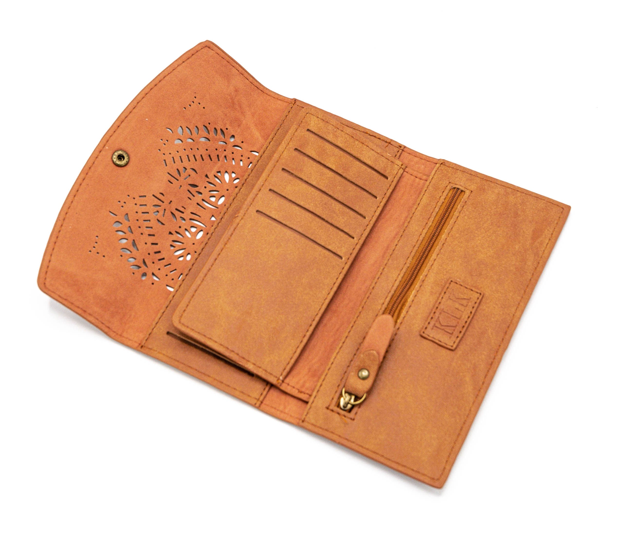 Portafogli con disegno mandala a laser. Porta documenti e porta carte. Varie tasche a disposizione, anche con zip. Disponibile in quattro colori: sabbia, grigio, marrone, rosa.  Materiale: similpelle  Base: 19 cm  Altezza: 10 cm   