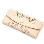 Portafogli con disegno mandala a laser. Porta documenti e porta carte. Varie tasche a disposizione, anche con zip. Disponibile in quattro colori: sabbia, grigio, marrone, rosa.  Materiale: similpelle  Base: 19 cm  Altezza: 10 cm   