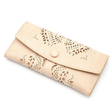Portafogli con disegno mandala a laser. Porta documenti e porta carte. Varie tasche a disposizione, anche con zip. Disponibile in quattro colori: sabbia, grigio, marrone, rosa.  Materiale: similpelle  Base: 19 cm  Altezza: 10 cm   