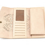 Portafogli con disegno mandala a laser. Porta documenti e porta carte. Varie tasche a disposizione, anche con zip. Disponibile in quattro colori: sabbia, grigio, marrone, rosa.  Materiale: similpelle  Base: 19 cm  Altezza: 10 cm   