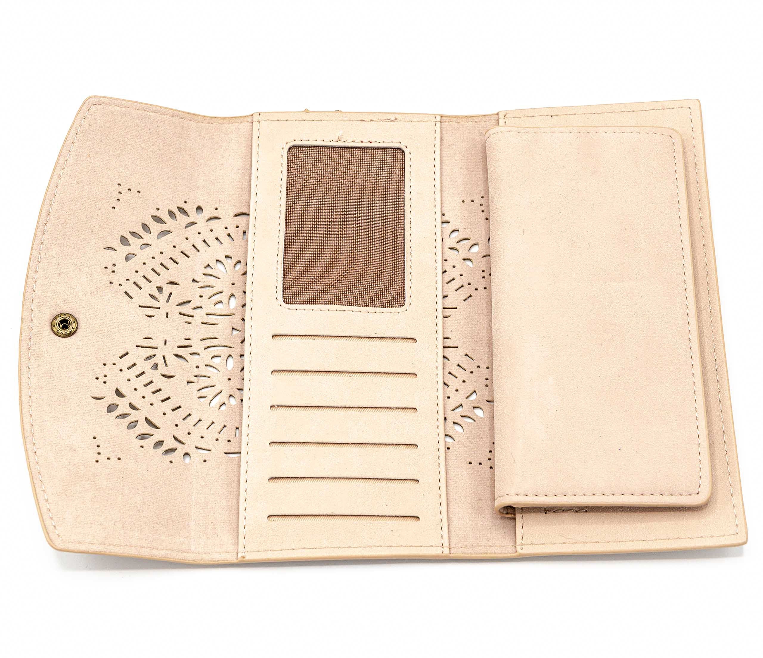 Portafogli con disegno mandala a laser. Porta documenti e porta carte. Varie tasche a disposizione, anche con zip. Disponibile in quattro colori: sabbia, grigio, marrone, rosa.  Materiale: similpelle  Base: 19 cm  Altezza: 10 cm   
