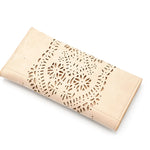 Portafogli con disegno mandala a laser. Porta documenti e porta carte. Varie tasche a disposizione, anche con zip. Disponibile in quattro colori: sabbia, grigio, marrone, rosa.  Materiale: similpelle  Base: 19 cm  Altezza: 10 cm   