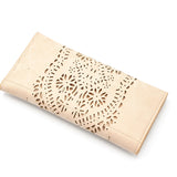 Portafogli con disegno mandala a laser. Porta documenti e porta carte. Varie tasche a disposizione, anche con zip. Disponibile in quattro colori: sabbia, grigio, marrone, rosa.  Materiale: similpelle  Base: 19 cm  Altezza: 10 cm   