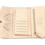 Portafogli con disegno mandala a laser. Porta documenti e porta carte. Varie tasche a disposizione, anche con zip. Disponibile in quattro colori: sabbia, grigio, marrone, rosa.  Materiale: similpelle  Base: 19 cm  Altezza: 10 cm   