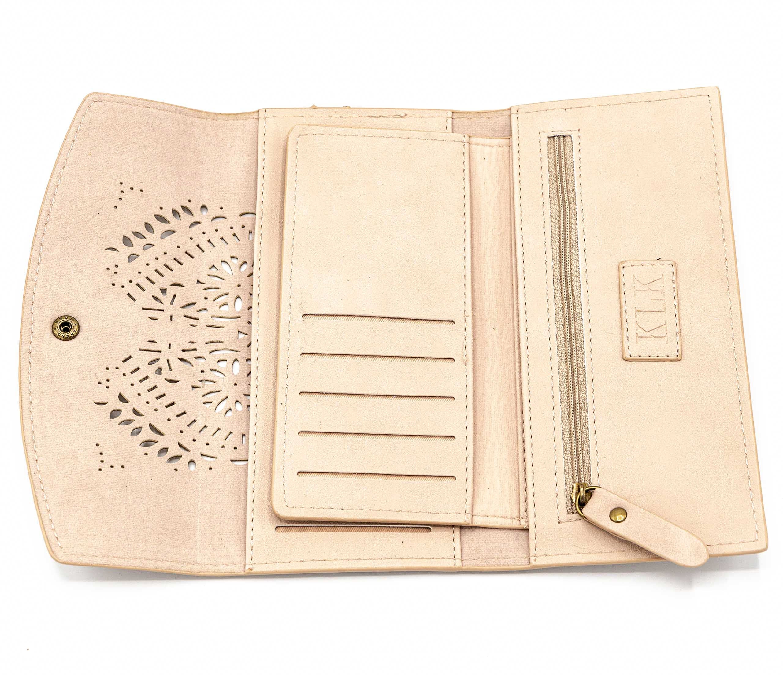Portafogli con disegno mandala a laser. Porta documenti e porta carte. Varie tasche a disposizione, anche con zip. Disponibile in quattro colori: sabbia, grigio, marrone, rosa.  Materiale: similpelle  Base: 19 cm  Altezza: 10 cm   