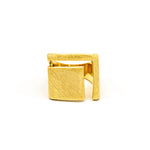 Anello con bagno in oro e graffiato a mano.  Altezza: 2,1 cm  Misura: 17 o 18 mm  Materiale: ottone con bagno in oro