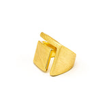 Anello con bagno in oro e graffiato a mano.  Altezza: 2,1 cm  Misura: 17 o 18 mm  Materiale: ottone con bagno in oro