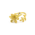 Anello regolabile disponibile in due misure, bagnato in vero oro.  Misura: 17 mm o 18 mm (anche regolabile)  Larghezza fiore: 1 cm  Materiale: ottone con bagno in oro