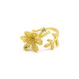 Anello regolabile disponibile in due misure, bagnato in vero oro.  Misura: 17 mm o 18 mm (anche regolabile)  Larghezza fiore: 1 cm  Materiale: ottone con bagno in oro