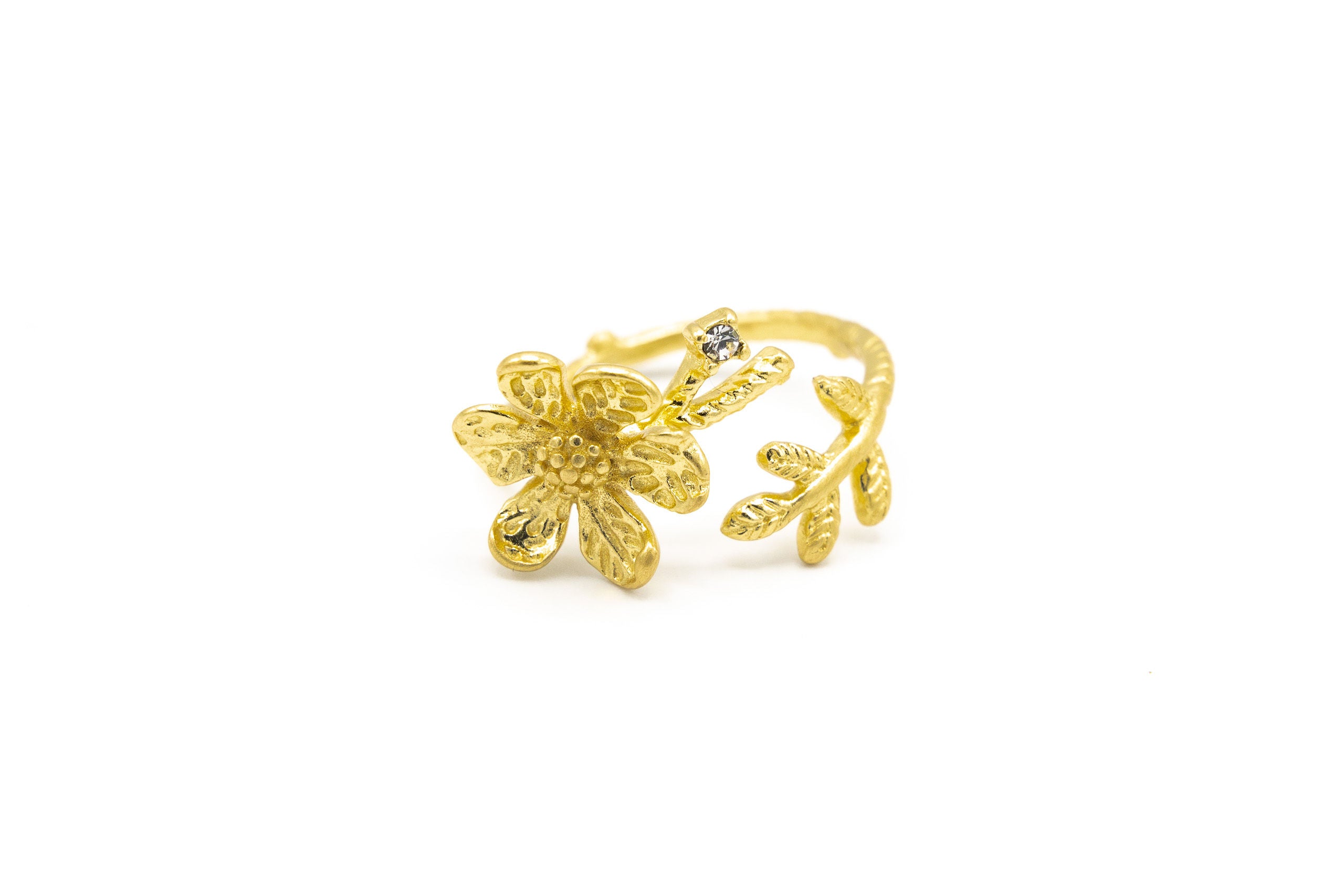 Anello regolabile disponibile in due misure, bagnato in vero oro.  Misura: 17 mm o 18 mm (anche regolabile)  Larghezza fiore: 1 cm  Materiale: ottone con bagno in oro