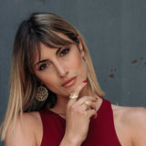 Anello regolabile disponibile in due misure, bagnato in vero oro.  Misura: 17 mm o 18 mm (anche regolabile)  Larghezza fiore: 1 cm  Materiale: ottone con bagno in oro