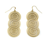 Orecchini pendenti formati da tre spirali. Gli orecchini vengono graffiati a mano, e bagnati in vero oro con componenti in argento chiaro.