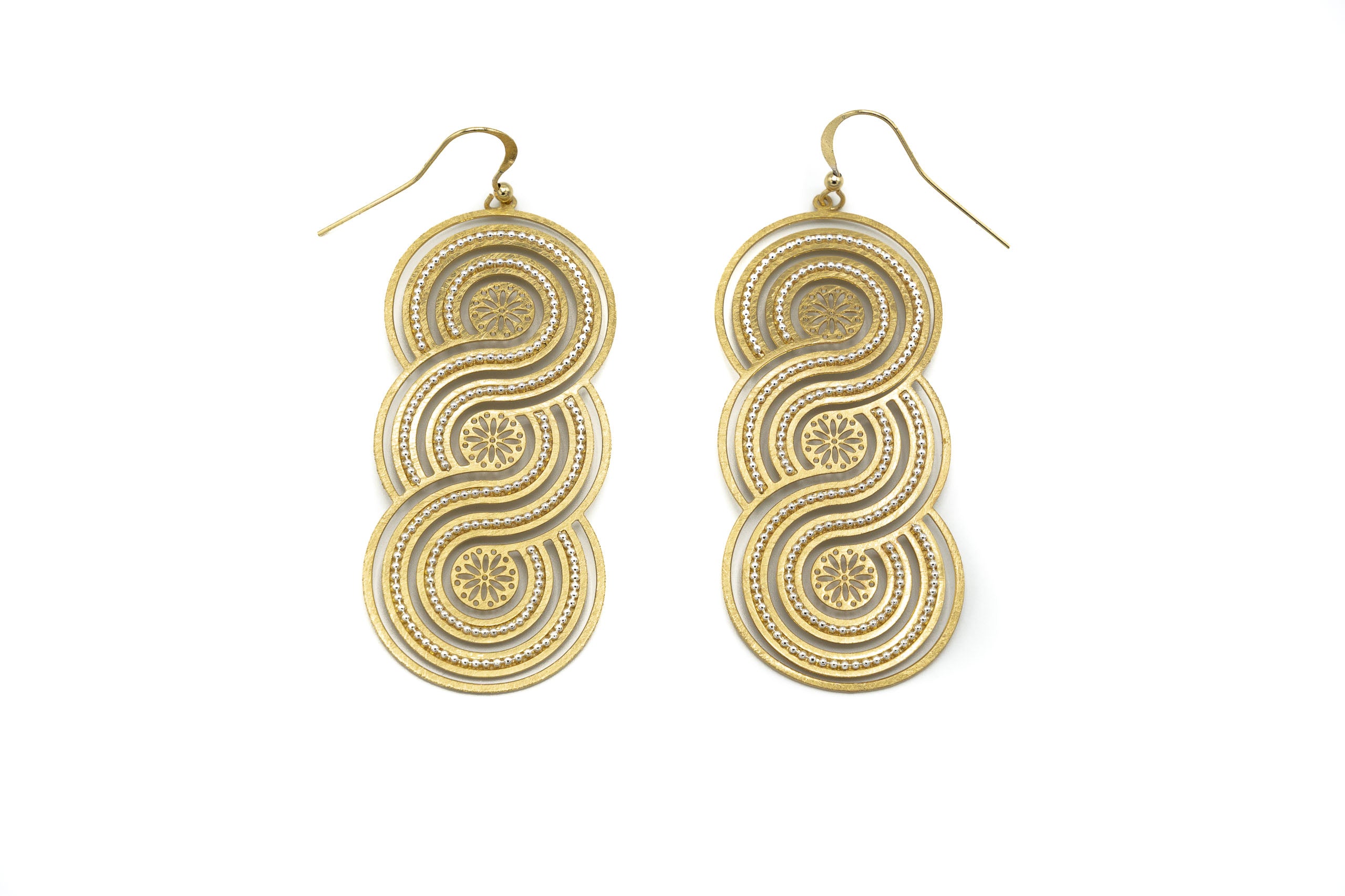 Orecchini pendenti formati da tre spirali. Gli orecchini vengono graffiati a mano, e bagnati in vero oro con componenti in argento chiaro.