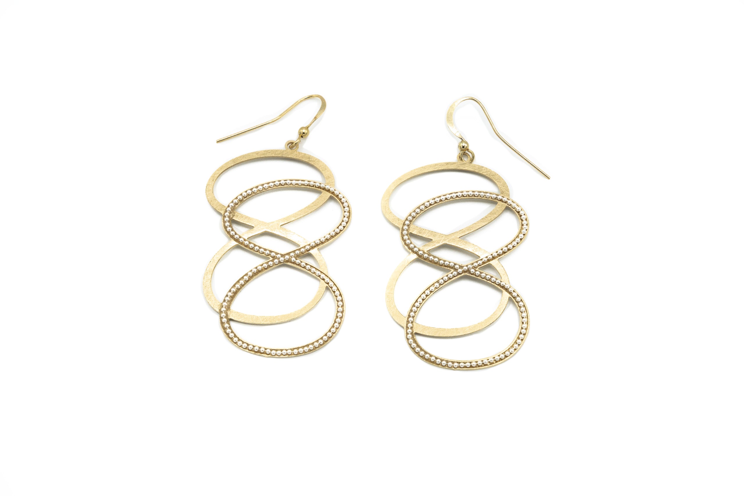 Orecchini pendenti graffiati a mano, bagnati in vero oro con pallini incastonati in argento chiaro.   Altezza: 4,7 cm  Materiale: ottone con bagno in oro e componenti in argento chiaro. Collezione Cleopatra di KLK.
