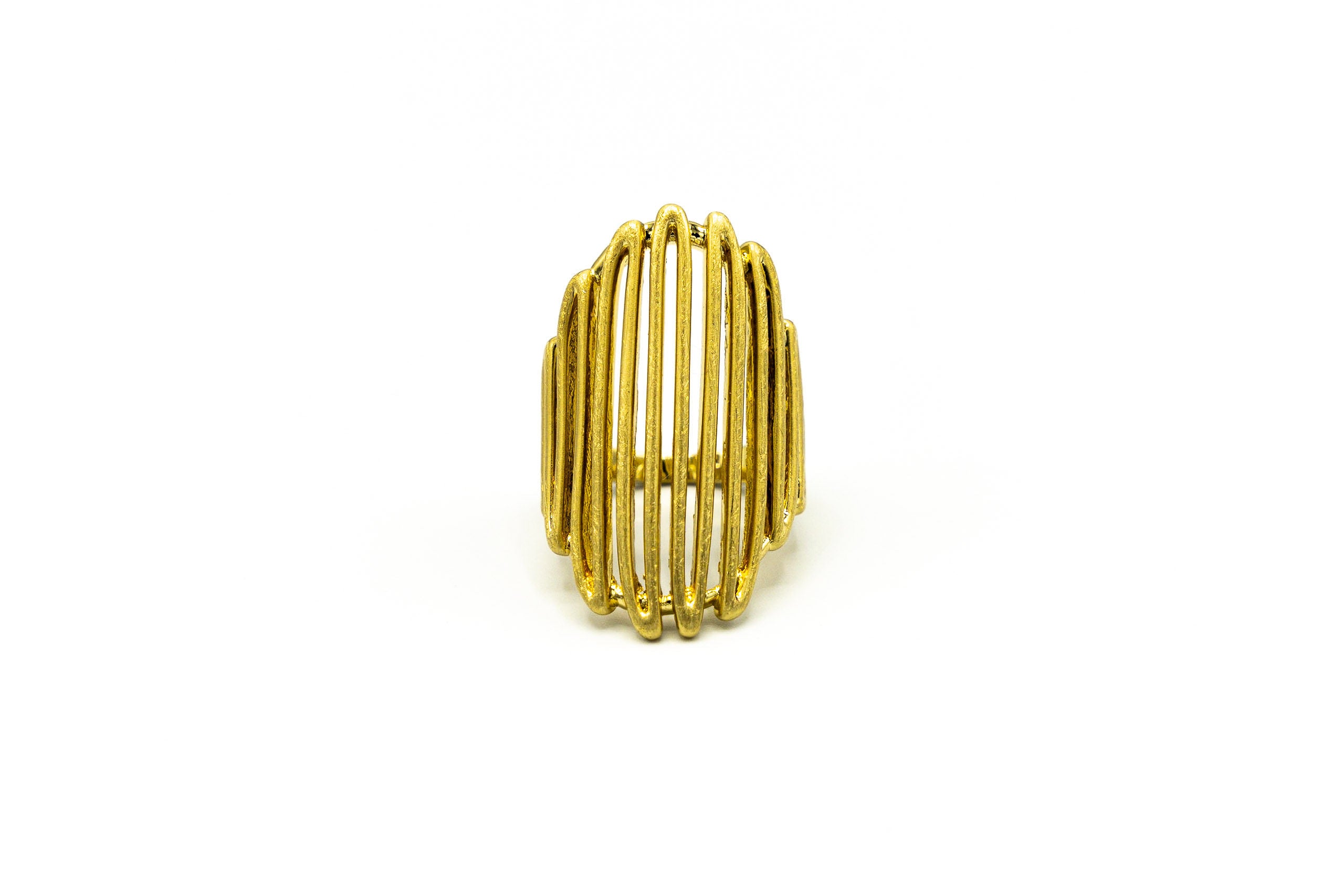 Anello disponibile in due misure, bagnato in oro e graffiato a mano.  Misura: 17 mm e 18 mm  Altezza: 3,5 cm  Materiale: ottone con bagno in oro