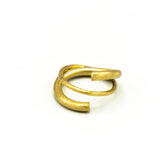 Anello disponibile in due misure, bagnato in oro e graffiato a mano.  Misura: 17 mm e 18 mm  Altezza max: 1,5 cm  Materiale: ottone con bagno in oro