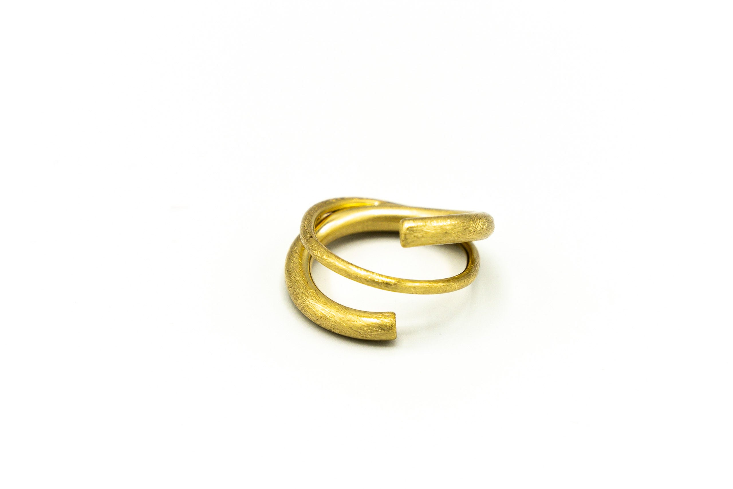 Anello disponibile in due misure, bagnato in oro e graffiato a mano.  Misura: 17 mm e 18 mm  Altezza max: 1,5 cm  Materiale: ottone con bagno in oro