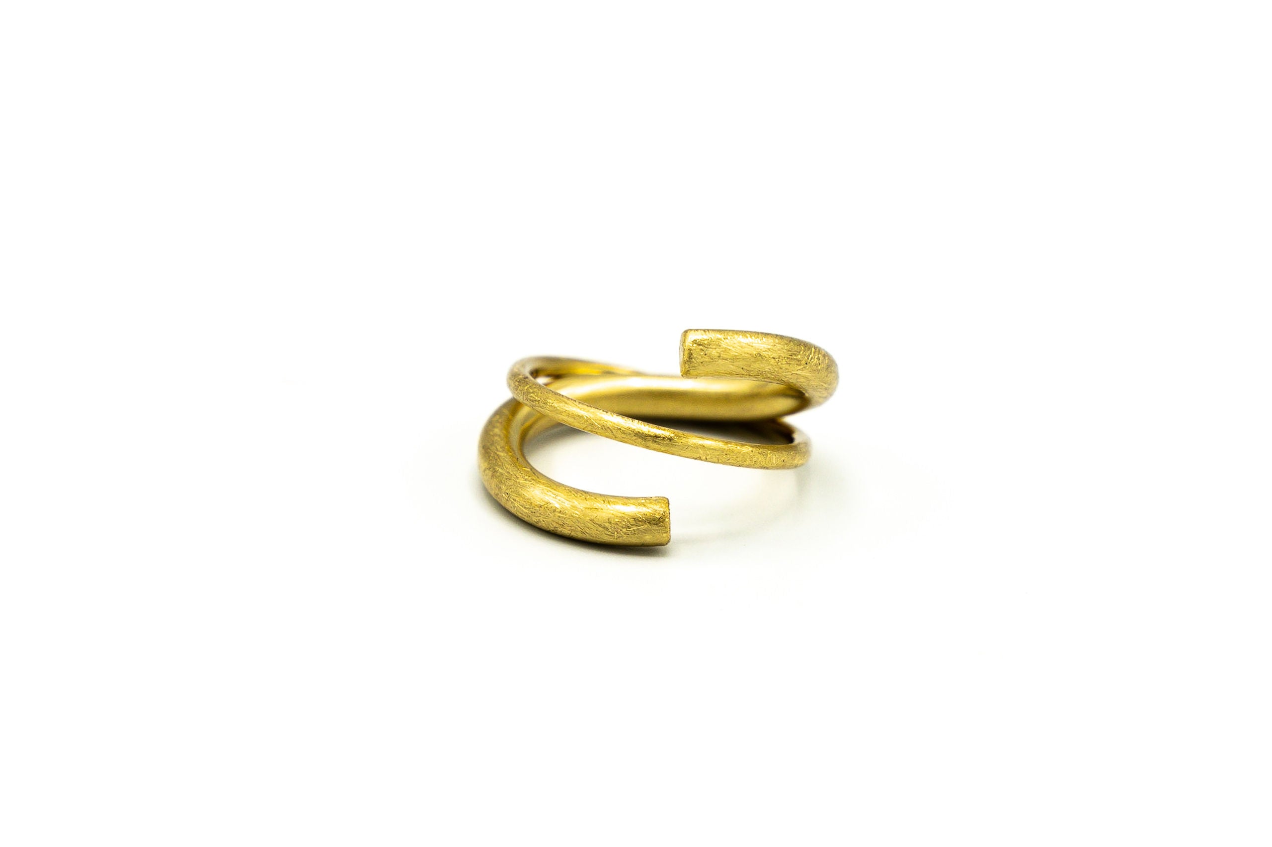 Anello disponibile in due misure, bagnato in oro e graffiato a mano.  Misura: 17 mm e 18 mm  Altezza max: 1,5 cm  Materiale: ottone con bagno in oro